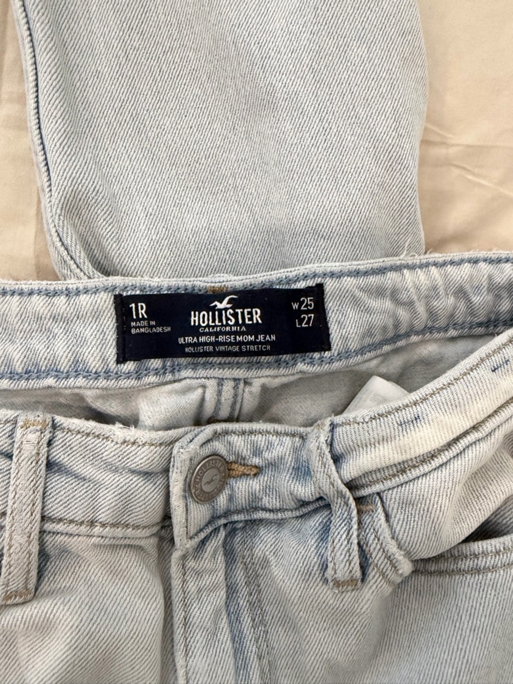 Hollister Light Wash Ultra High Rise Mom Jeans 25/1R - Picture 4 of 4